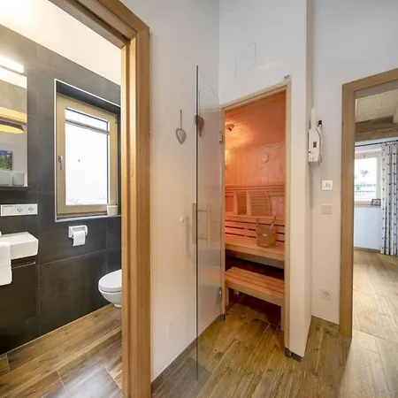 Nationalpark Schwarzes Hoerndl Alpstuga Neukirchen am Großvenediger